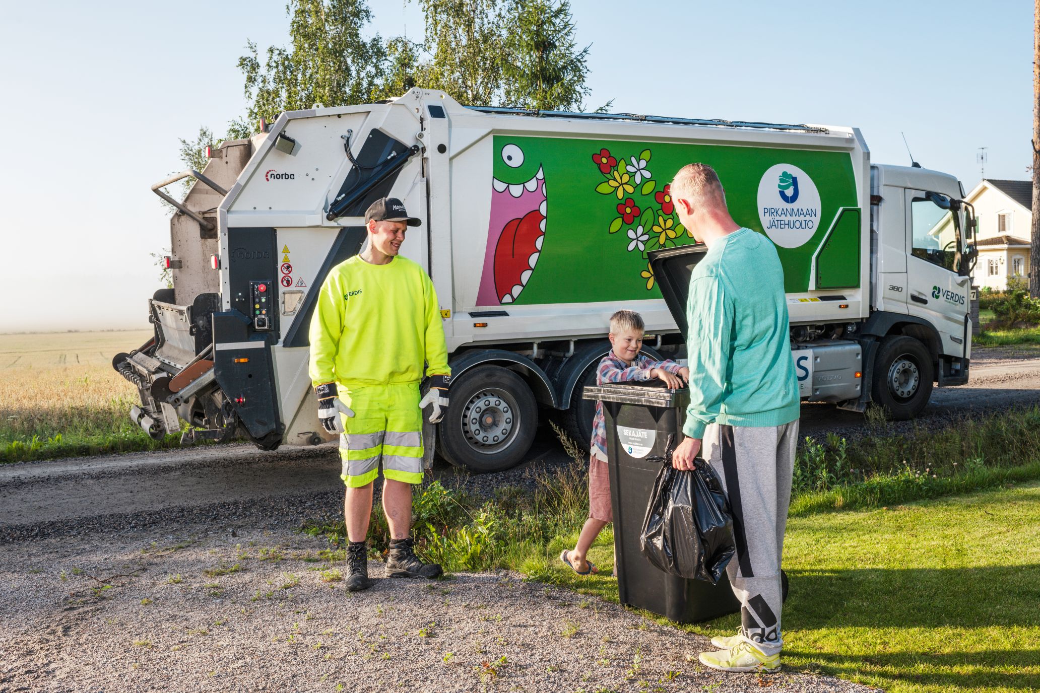 Roska-auto ja roskia hakeva kuljettaja, roska-astia ja roskien tuojia.