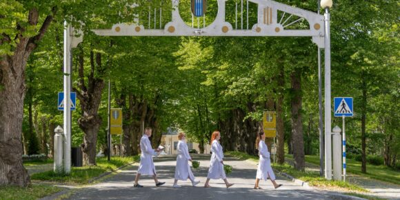 Hallitus vanhan kauppalan portilla