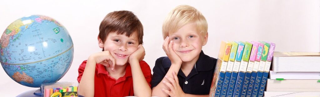 Kaksi poikaa pöydän ääressä.