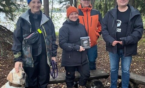 Leena Perälä, Elli ja Jesperi Kuivajärvi ja Antti Sorri Paskonnokan laavulla