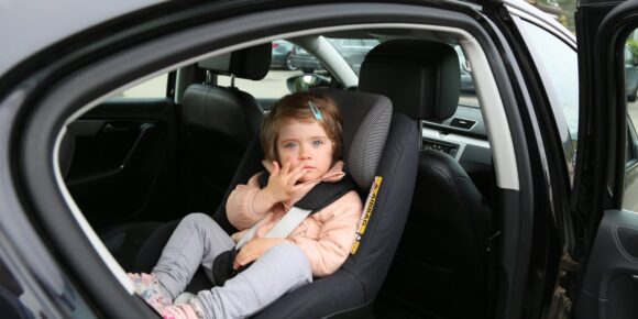 Liikenneturva: osa lapsista matkustaa autossa ilman turvalaitetta