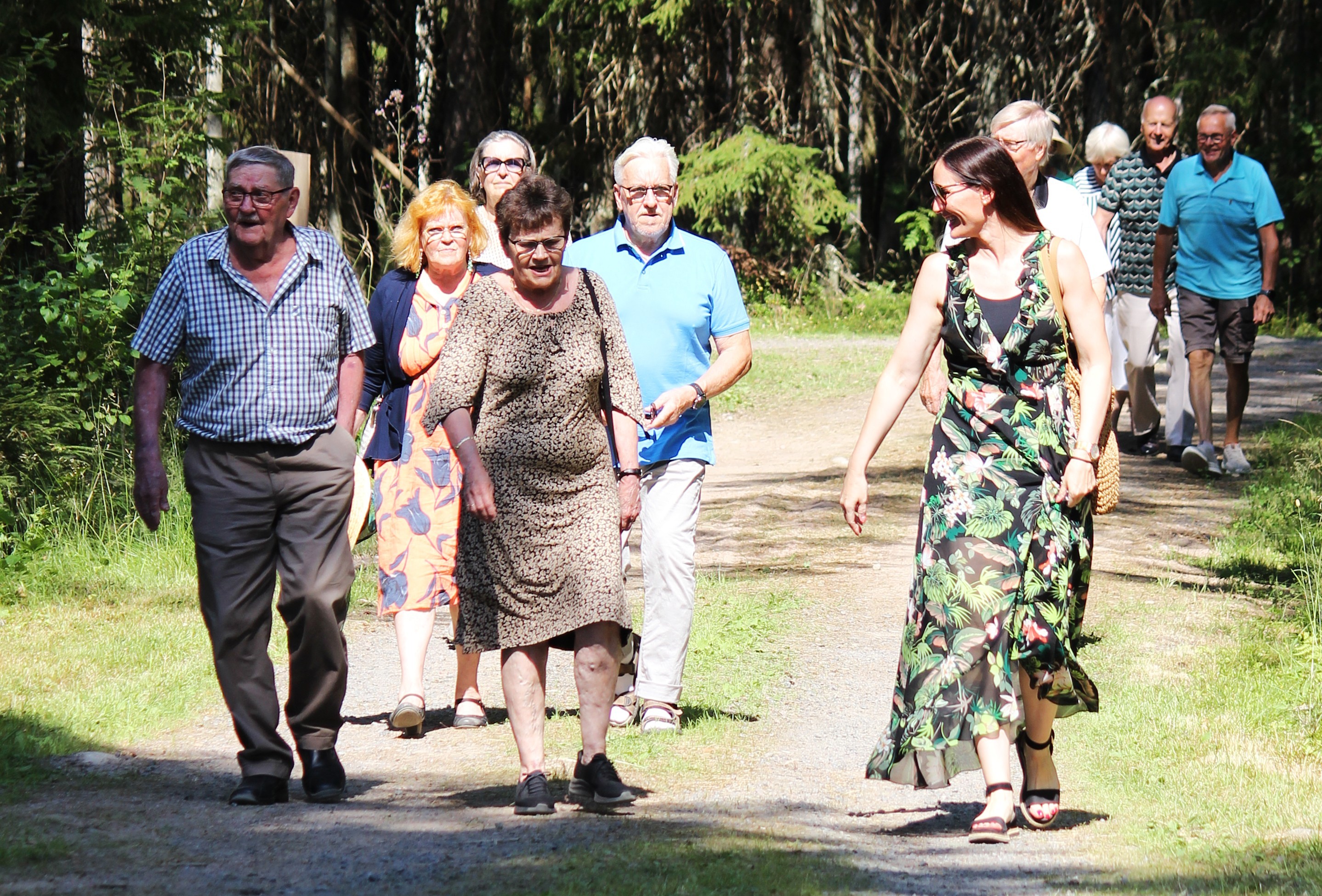 kyläuhlat ja Eeva Sikuri