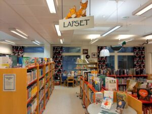 Yleiskuva kirjaston lastenosastolta.