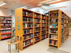 Yleiskuva kirjaston nuortenosastolta.