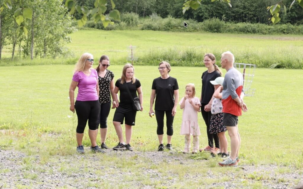 lenkkeilijöitä kylässä