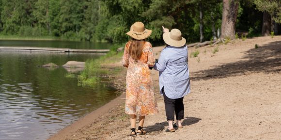 Viraston kesäsulku, Eeva ja Jaana rannalla