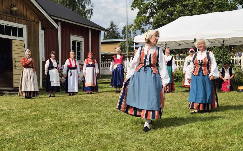 Rahkolan päättäjäiset - kansallispukujen tuuletus