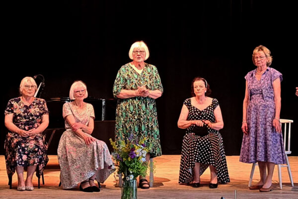 Sitä paikkaa rakastan -esitys (Ikaalisten Kalevalaiset Naiset ry)