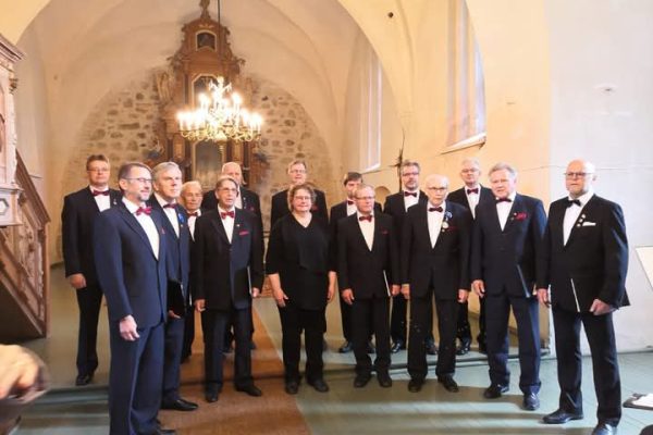 Toripäiväkonsertti: Ikaalisten Mieslaulaujat, joht. Riitta Peurala