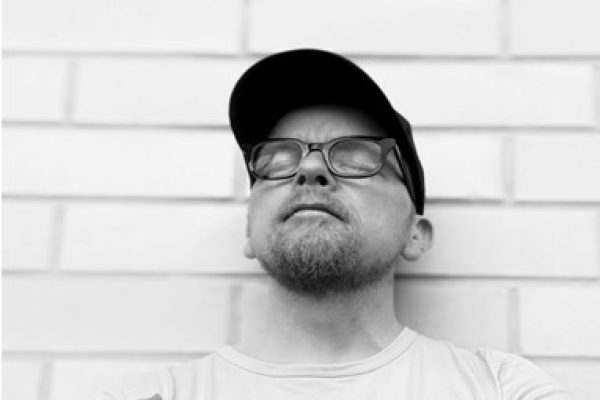 Toripäiväkonsertti: Mikko Huuhtanen, mies ja kitara